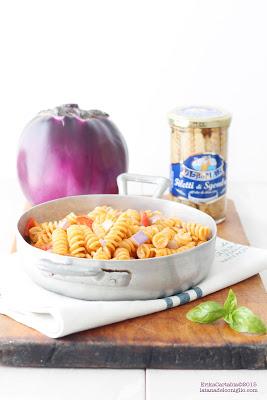 Fusilli integrali con pomodorini, melanzane e sgombro