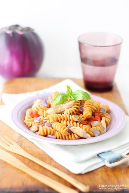 Fusilli integrali con pomodorini, melanzane e sgombro