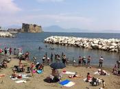 Arriva l’estate: “Napoli piena turisti, città mare amare”