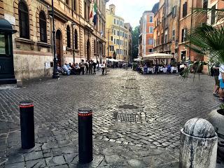 Se un posto magico come il Ghetto risorge solo grazie alla strage di Charlie Hebdo. Eppure bastava semplicemente togliere le auto!