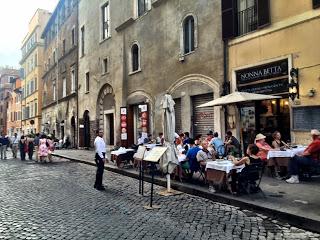 Se un posto magico come il Ghetto risorge solo grazie alla strage di Charlie Hebdo. Eppure bastava semplicemente togliere le auto!