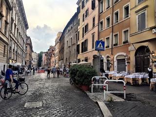 Se un posto magico come il Ghetto risorge solo grazie alla strage di Charlie Hebdo. Eppure bastava semplicemente togliere le auto!