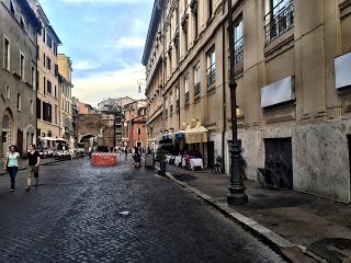 Se un posto magico come il Ghetto risorge solo grazie alla strage di Charlie Hebdo. Eppure bastava semplicemente togliere le auto!