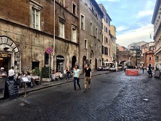 Se un posto magico come il Ghetto risorge solo grazie alla strage di Charlie Hebdo. Eppure bastava semplicemente togliere le auto!