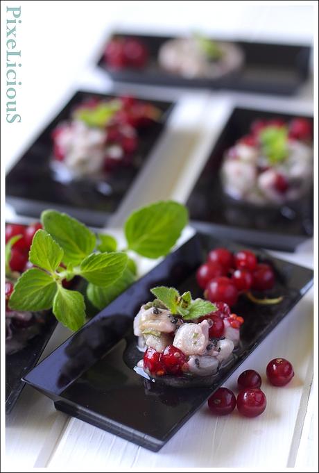 Tartarine di Mormora, Ribes Rossi e Nepitella con Sale Nero delle Hawaii e Riduzione di Aceto Balsamico Bianco