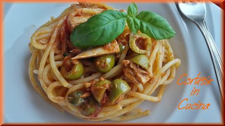 Spaghetti al Tonno con olive e capperi