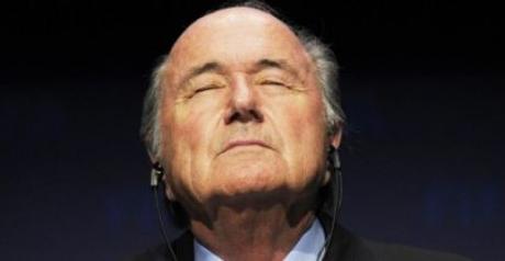 Scandalo Fifa, Putin difende Blatter: “Gli Usa vogliono cacciarlo”. Platini: “Se ne deve andare”