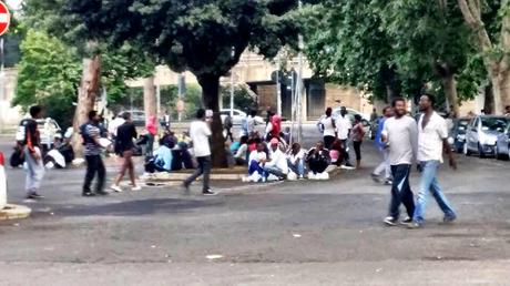 Immagini e video incredibili dal nuovo campo profughi della Stazione Tiburtina. Dormono, cagano e pisciano in mezzo alla strada da giorni, nessuno interviene