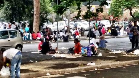 Immagini e video incredibili dal nuovo campo profughi della Stazione Tiburtina. Dormono, cagano e pisciano in mezzo alla strada da giorni, nessuno interviene