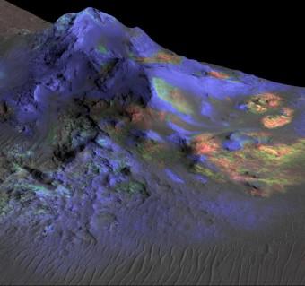 Depositi di vetro da impatto sono perfettamente conservati all’interno dei crateri marziani, compreso il cratere Alga che vediamo in questa immagine. Crediti: NASA / JPL-Caltech / JHUAPL / Università dell'Arizona.