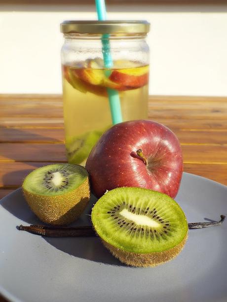 Detox water #3: Kiwi, mela e vaniglia