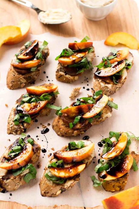 BRUSCHETTA VEGAN con PESCHE, ACETO BALSAMICO, BASILICO e CREMA DI FAGIOLI BIANCHI