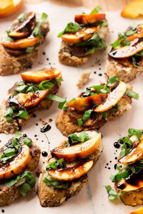 BRUSCHETTA VEGAN con PESCHE, ACETO BALSAMICO, BASILICO e CREMA DI FAGIOLI BIANCHI