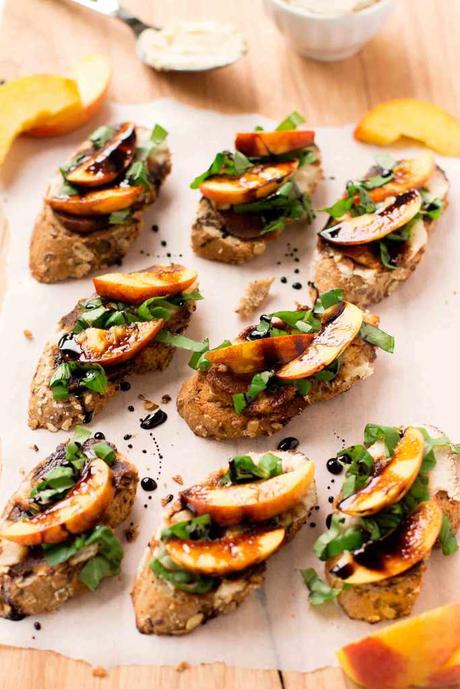 BRUSCHETTA VEGAN con PESCHE, ACETO BALSAMICO, BASILICO e CREMA DI FAGIOLI BIANCHI