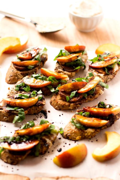 BRUSCHETTA VEGAN con PESCHE, ACETO BALSAMICO, BASILICO e CREMA DI FAGIOLI BIANCHI