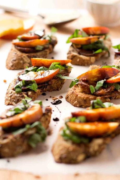 BRUSCHETTA VEGAN con PESCHE, ACETO BALSAMICO, BASILICO e CREMA DI FAGIOLI BIANCHI