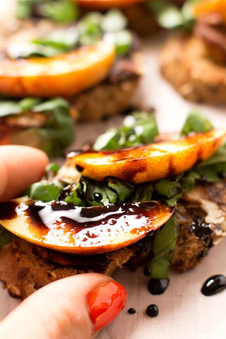 BRUSCHETTA VEGAN con PESCHE, ACETO BALSAMICO, BASILICO e CREMA DI FAGIOLI BIANCHI