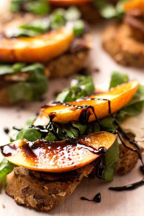 BRUSCHETTA VEGAN con PESCHE, ACETO BALSAMICO, BASILICO e CREMA DI FAGIOLI BIANCHI