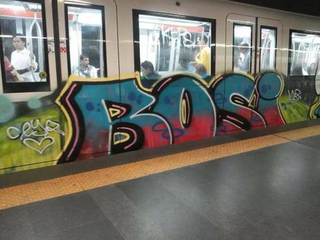 Delirio vandalismo. Ora i criminali (già indagati) cambiano nome. Pensavate di esservi liberati dello sfigato vandaletto BOSI? Eh no, non si è mai fermato e ora si firma MUEH