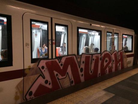 Delirio vandalismo. Ora i criminali (già indagati) cambiano nome. Pensavate di esservi liberati dello sfigato vandaletto BOSI? Eh no, non si è mai fermato e ora si firma MUEH