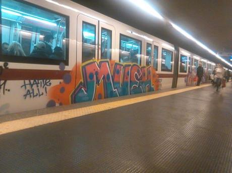 Delirio vandalismo. Ora i criminali (già indagati) cambiano nome. Pensavate di esservi liberati dello sfigato vandaletto BOSI? Eh no, non si è mai fermato e ora si firma MUEH