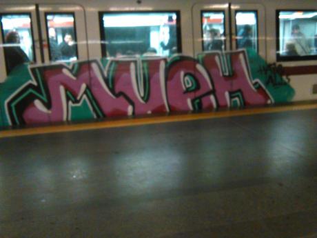 Delirio vandalismo. Ora i criminali (già indagati) cambiano nome. Pensavate di esservi liberati dello sfigato vandaletto BOSI? Eh no, non si è mai fermato e ora si firma MUEH