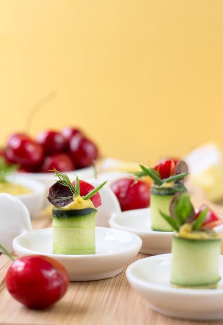 VEGAN FINGER FOOD AGRODOLCE di CETRIOLI, MANGO e CILIEGIE