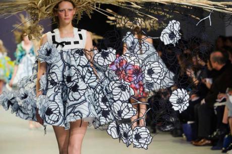 Un-abito-della-sfilata-Haute-Couture-Primavera-Estate-2015-di-Viktor-Rolf_image_ini_620x465_downonly