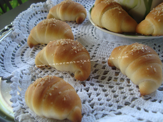 Mini croissant al profumo di agrumi.