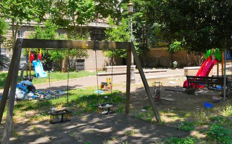 Foto che rimarranno nella storia. 35 scatti dai giardini pubblici di Piazza Dante: siringhe conficcate negli alberi e altre storie dell'orrore