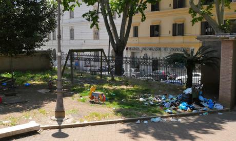 Foto che rimarranno nella storia. 35 scatti dai giardini pubblici di Piazza Dante: siringhe conficcate negli alberi e altre storie dell'orrore