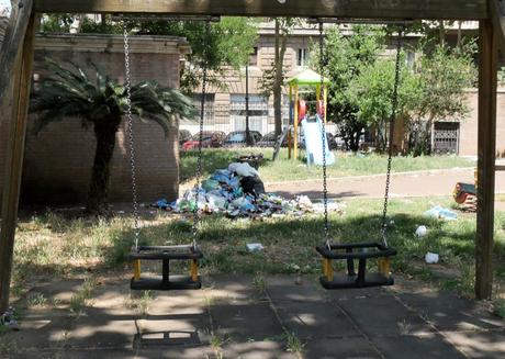 Foto che rimarranno nella storia. 35 scatti dai giardini pubblici di Piazza Dante: siringhe conficcate negli alberi e altre storie dell'orrore