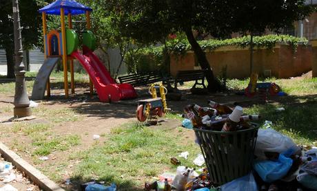 Foto che rimarranno nella storia. 35 scatti dai giardini pubblici di Piazza Dante: siringhe conficcate negli alberi e altre storie dell'orrore