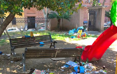 Foto che rimarranno nella storia. 35 scatti dai giardini pubblici di Piazza Dante: siringhe conficcate negli alberi e altre storie dell'orrore