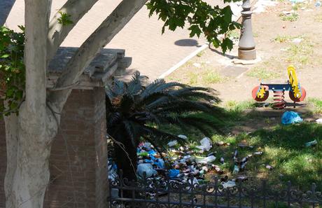 Foto che rimarranno nella storia. 35 scatti dai giardini pubblici di Piazza Dante: siringhe conficcate negli alberi e altre storie dell'orrore