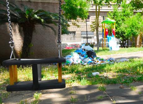 Foto che rimarranno nella storia. 35 scatti dai giardini pubblici di Piazza Dante: siringhe conficcate negli alberi e altre storie dell'orrore