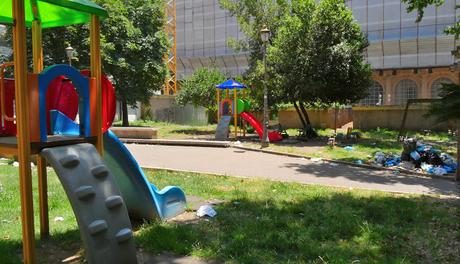 Foto che rimarranno nella storia. 35 scatti dai giardini pubblici di Piazza Dante: siringhe conficcate negli alberi e altre storie dell'orrore