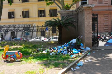 Foto che rimarranno nella storia. 35 scatti dai giardini pubblici di Piazza Dante: siringhe conficcate negli alberi e altre storie dell'orrore