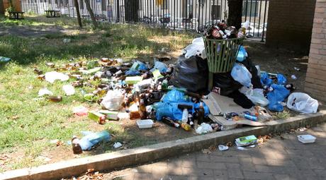 Foto che rimarranno nella storia. 35 scatti dai giardini pubblici di Piazza Dante: siringhe conficcate negli alberi e altre storie dell'orrore