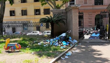 Foto che rimarranno nella storia. 35 scatti dai giardini pubblici di Piazza Dante: siringhe conficcate negli alberi e altre storie dell'orrore