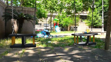 Foto che rimarranno nella storia. 35 scatti dai giardini pubblici di Piazza Dante: siringhe conficcate negli alberi e altre storie dell'orrore