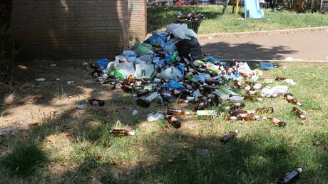 Foto che rimarranno nella storia. 35 scatti dai giardini pubblici di Piazza Dante: siringhe conficcate negli alberi e altre storie dell'orrore