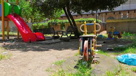 Foto che rimarranno nella storia. 35 scatti dai giardini pubblici di Piazza Dante: siringhe conficcate negli alberi e altre storie dell'orrore