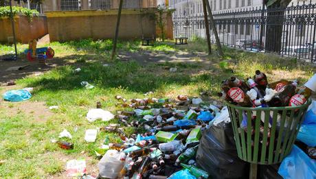 Foto che rimarranno nella storia. 35 scatti dai giardini pubblici di Piazza Dante: siringhe conficcate negli alberi e altre storie dell'orrore