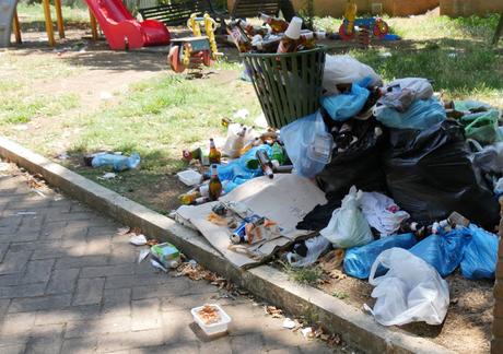 Foto che rimarranno nella storia. 35 scatti dai giardini pubblici di Piazza Dante: siringhe conficcate negli alberi e altre storie dell'orrore