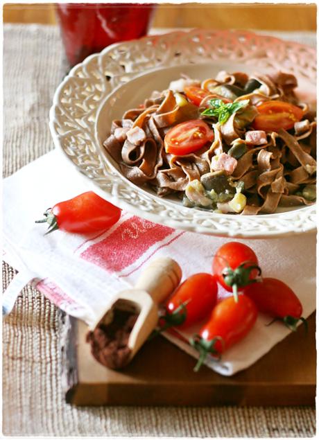 Tagliatelle al cacao con pomodorini, melanzane e pancetta3