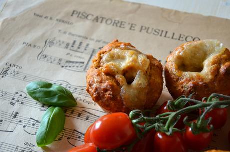 Muffins Vesuvio con pomodoro e mozzarella (ve-lo-cis-si-mi!)