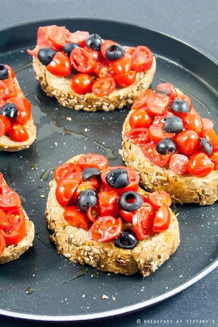 Bruschetta con pomodorini e olive / Olives and tomatoes bruschetta recipe