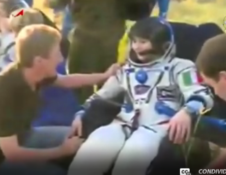 Samantha Cristoforetti è uscita per seconda dalla capsula Soyuz. Crediti: ESA
