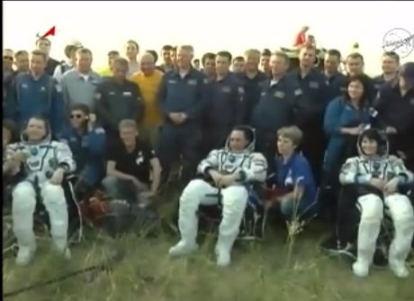 I tre astronauti appena usciti dalla navicella Soyuz